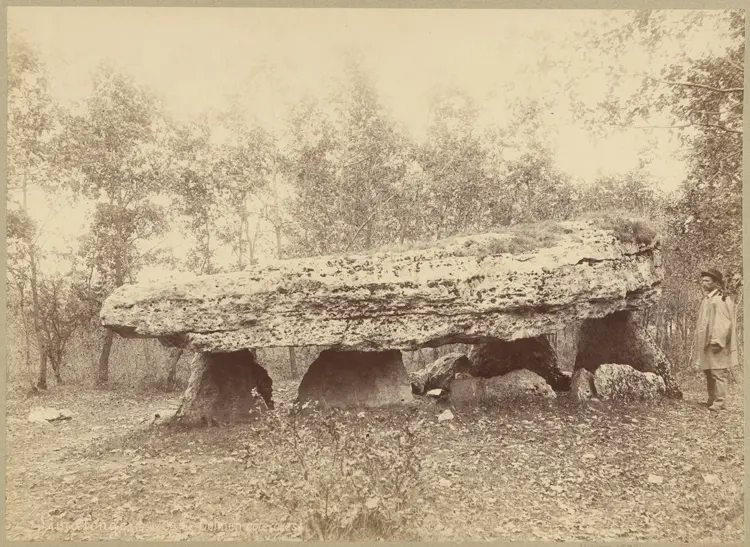 Foto de Dolmen dice que la piedra pesa - POP Plateforme Ouverte du Patrimoine / Base Mérimée - © Ministère de la Culture (France), Médiathèque du patrimoine et de la photographie, diffusion GrandPalaisRmn Photo