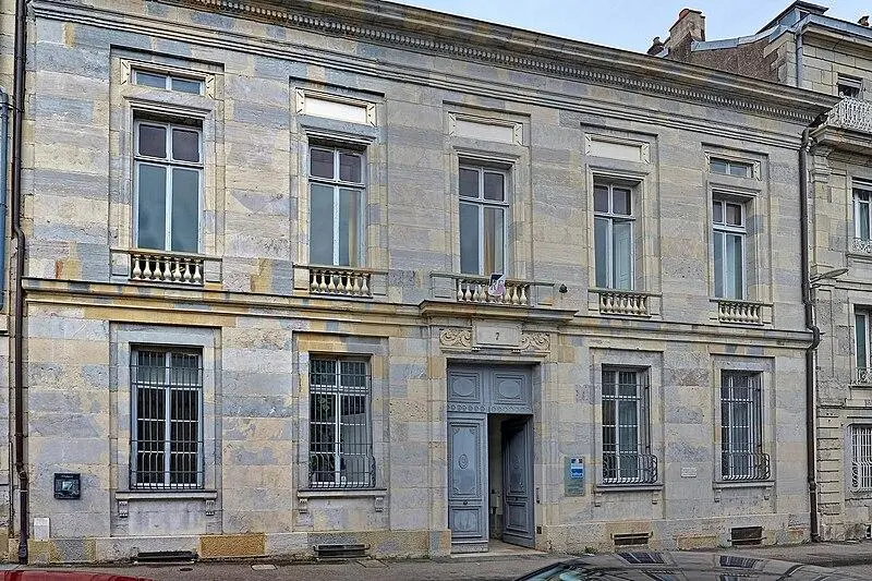 Foto von Henrion Hotel in Magnoncourt oder Longeville, derzeit Hauptsitz der Regional Direktion für Kulturangelegenheiten von Franche-Comté - JGS25 - © Creative Commons (https://creativecommons.org/licenses/by-sa/4.0/deed.fr)