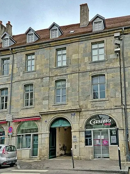 Foto von Gebäude - JGS25 - © Creative Commons (https://creativecommons.org/licenses/by-sa/4.0/deed.fr)