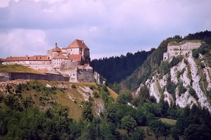 Foto von Joux Schloss - Original téléversé par Calips sur Wikipédia frança - © Creative Commons (https://creativecommons.org/licenses/by-sa/4.0/deed.fr)
