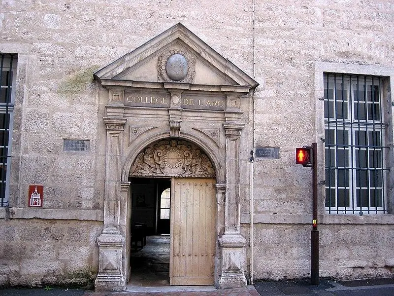 Foto de Arc College, actualmente museo arqueológico - Machin39 - © Creative Commons (https://creativecommons.org/licenses/by-sa/4.0/deed.fr)