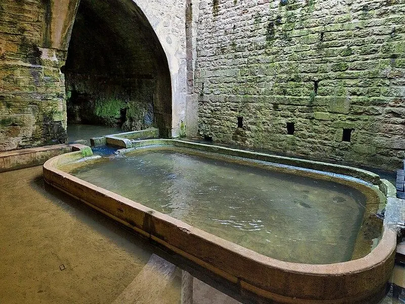 Foto von Brunnen und Brücke - JGS25 - © Creative Commons (https://creativecommons.org/licenses/by-sa/4.0/deed.fr)