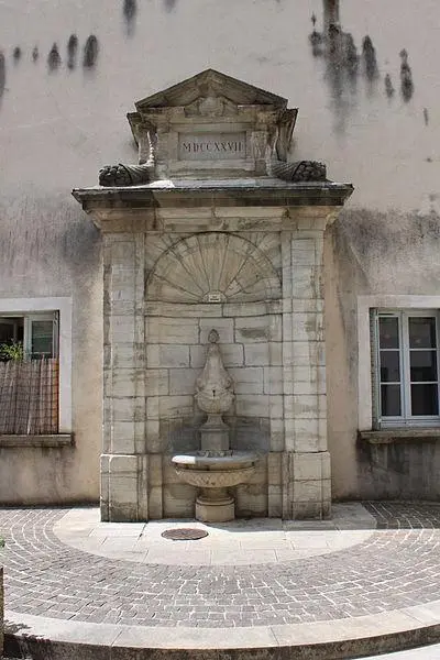 Foto von Brunnen - photography taken by Christophe.Finot - © Creative Commons (https://creativecommons.org/licenses/by-sa/4.0/deed.fr)