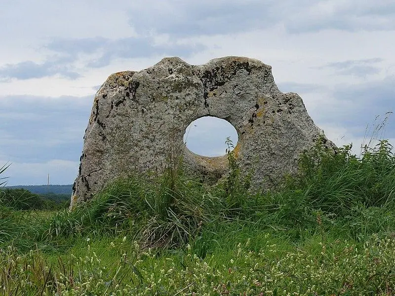 Foto von Menhir perforierte Platte namens durchbohrter Stein - Ginette Mathis - © Creative Commons (https://creativecommons.org/licenses/by-sa/4.0/deed.fr)