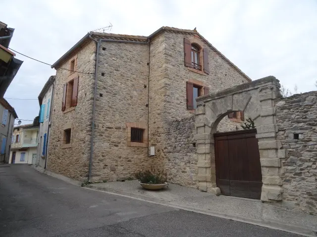 Picture of Old castle - Sous licence Creative Commons (https://creativecommons.org/licenses/by-sa/4.0/deed.fr) - Par MIC43 - © Creative Commons (https://creativecommons.org/licenses/by-sa/4.0/deed.fr)