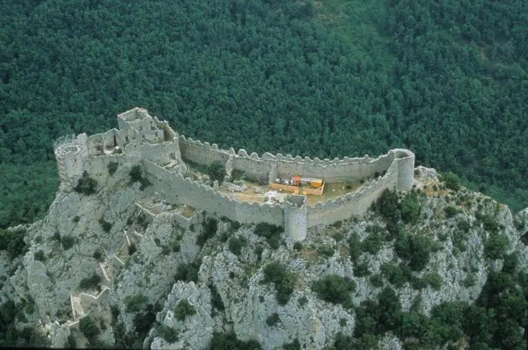 Picture of Ruins of the castle - POP Plateforme Ouverte du Patrimoine / Base Mérimée - © Monuments Historiques