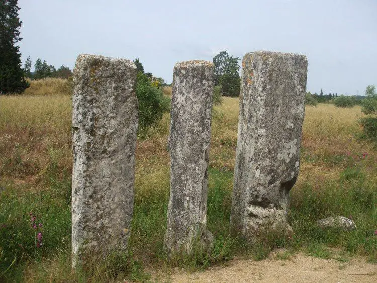 Foto de Tres hitos, llamadas columnas plantadas de césar o peyrous - Jclpaca - © Creative Commons (https://creativecommons.org/licenses/by-sa/4.0/deed.fr)