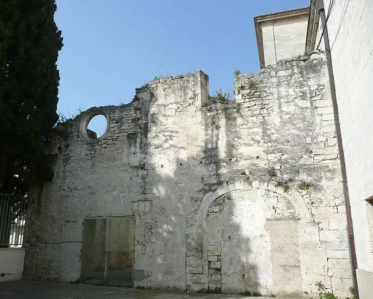 Foto de Vestigios del claustro, cerca de la iglesia de Notre-Dame-des-Pommiers - Finoskov - © Creative Commons (https://creativecommons.org/licenses/by-sa/4.0/deed.fr)
