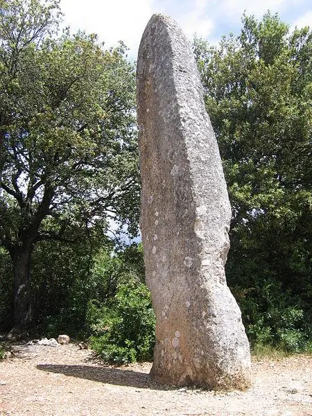 Foto di Menhir di pietra piantata - Original téléversé par Hugo.soria sur Wikipédia fr - © Creative Commons (https://creativecommons.org/licenses/by-sa/4.0/deed.fr)