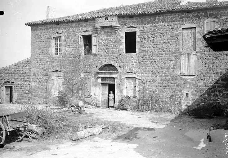 Picture of Basse-COUR castle - POP Plateforme Ouverte du Patrimoine / Base Mérimée - © Ministère de la Culture (France), Médiathèque du patrimoine et de la photographie, diffusion RMN-GP