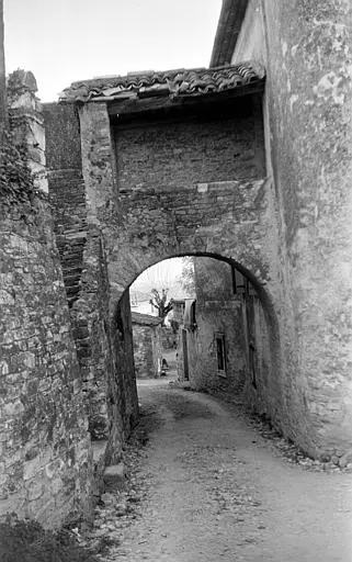 Picture of Basse-COUR castle - POP Plateforme Ouverte du Patrimoine / Base Mérimée - © Ministère de la Culture (France), Médiathèque du patrimoine et de la photographie, diffusion RMN-GP