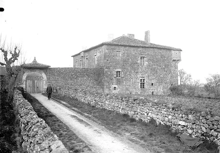 Picture of Basse-COUR castle - POP Plateforme Ouverte du Patrimoine / Base Mérimée - © Ministère de la Culture (France), Médiathèque du patrimoine et de la photographie, diffusion RMN-GP