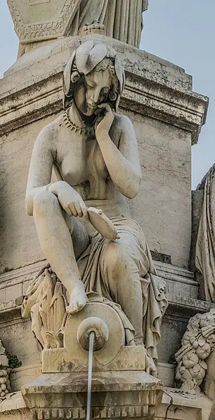 Foto de Fuente de la explanada, llamada Fontaine Pradier - Krzysztof Golik - © Creative Commons (https://creativecommons.org/licenses/by-sa/4.0/deed.fr)