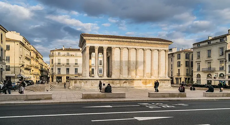 Picture of Square house - Krzysztof Golik - © Creative Commons (https://creativecommons.org/licenses/by-sa/4.0/deed.fr)