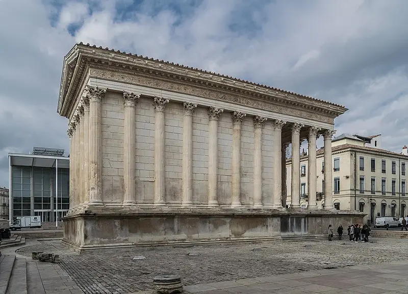 Picture of Square house - Krzysztof Golik - © Creative Commons (https://creativecommons.org/licenses/by-sa/4.0/deed.fr)