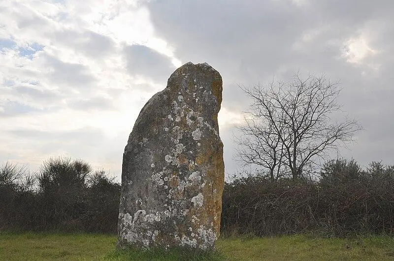 Foto de Menhir de Courbessac - Gérard JOYON - © Creative Commons (https://creativecommons.org/licenses/by-sa/4.0/deed.fr)