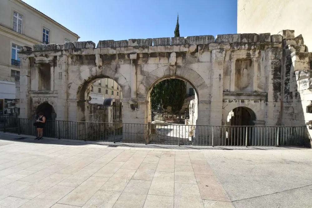Foto von Tür von Arles nannte Augustus - POP Plateforme Ouverte du Patrimoine / Base Mérimée - © Ministère de la Culture (France), Médiathèque du patrimoine et de la photographie, diffusion GrandPalaisRmn Photo