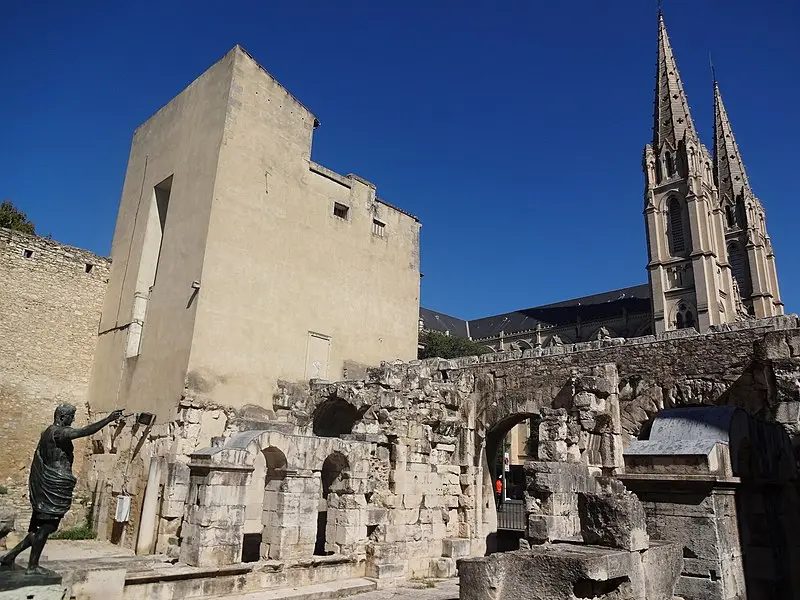 Foto von Tür von Arles nannte Augustus - Ayush Jain - © Creative Commons (https://creativecommons.org/licenses/by-sa/4.0/deed.fr)