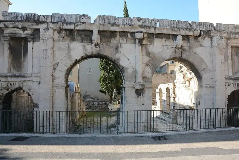 Foto von Tür von Arles nannte Augustus - Bruno Fadat - © Creative Commons (https://creativecommons.org/licenses/by-sa/4.0/deed.fr)