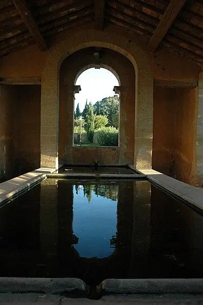 Foto de Casa de lavado y su fuente - Liliane DELATTRE - © Creative Commons (https://creativecommons.org/licenses/by-sa/4.0/deed.fr)