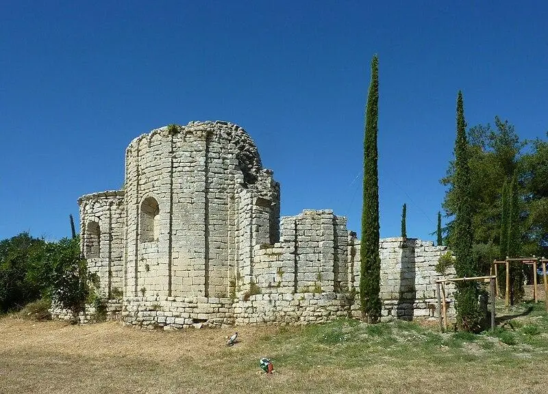 Foto de Ruinas de la Iglesia Santa Génesis y el Bosque de Pino Vecino - Chris06 - © Creative Commons (https://creativecommons.org/licenses/by-sa/4.0/deed.fr)