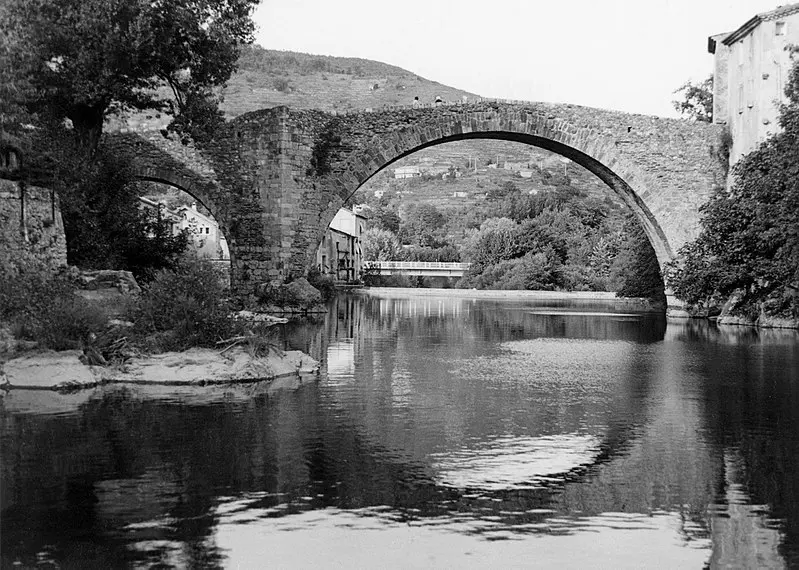 Foto de Puente antiguo - Marcel Besnard (1913–1998) Date of birth/death 191 - © Creative Commons (https://creativecommons.org/licenses/by-sa/4.0/deed.fr)