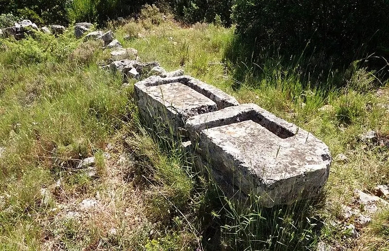 Picture of Remains of the old chapel - JYB Devot - © Creative Commons (https://creativecommons.org/licenses/by-sa/4.0/deed.fr)