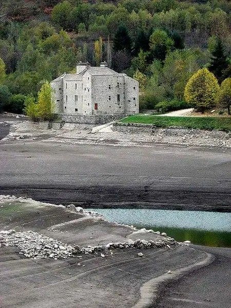 Picture of Building called castle of Castanet - Fabrice ARQUISCH - © Creative Commons (https://creativecommons.org/licenses/by-sa/4.0/deed.fr)