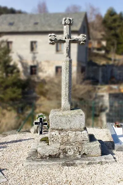 Foto von Auf dem Friedhof kreuzen - GillesRsl - © Creative Commons (https://creativecommons.org/licenses/by-sa/4.0/deed.fr)