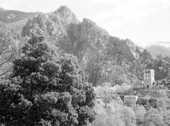 Foto di Abbey of Saint-Martin du Canigou - POP Plateforme Ouverte du Patrimoine / Base Mérimée - © Ministère de la Culture (France), Médiathèque du patrimoine et de la photographie, diffusion RMN-GP
