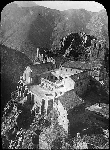 Foto di Abbey of Saint-Martin du Canigou - POP Plateforme Ouverte du Patrimoine / Base Mérimée - © Ministère de la Culture (France), Médiathèque du patrimoine et de la photographie, diffusion RMN-GP