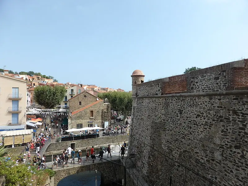 Foto di Edificio chiamato artiglieria e vecchi bastioni - Jacques Le Letty - © Creative Commons (https://creativecommons.org/licenses/by-sa/4.0/deed.fr)