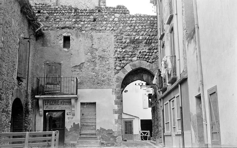 Foto von Befestigte Tür - POP Plateforme Ouverte du Patrimoine / Base Mérimée - © Ministère de la Culture (France), Médiathèque du patrimoine et de la photographie, diffusion RMN-GP