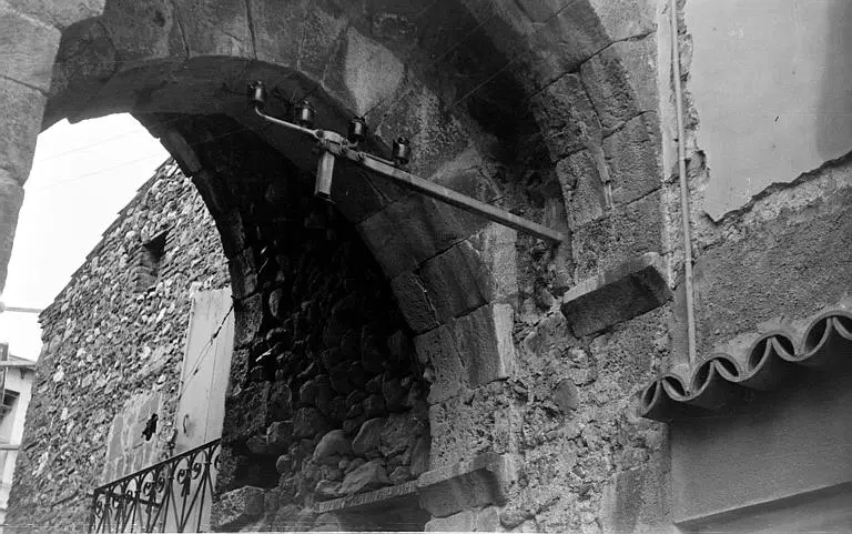 Foto von Befestigte Tür - POP Plateforme Ouverte du Patrimoine / Base Mérimée - © Ministère de la Culture (France), Médiathèque du patrimoine et de la photographie, diffusion RMN-GP
