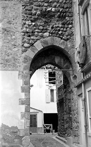 Foto von Befestigte Tür - POP Plateforme Ouverte du Patrimoine / Base Mérimée - © Ministère de la Culture (France), Médiathèque du patrimoine et de la photographie, diffusion RMN-GP