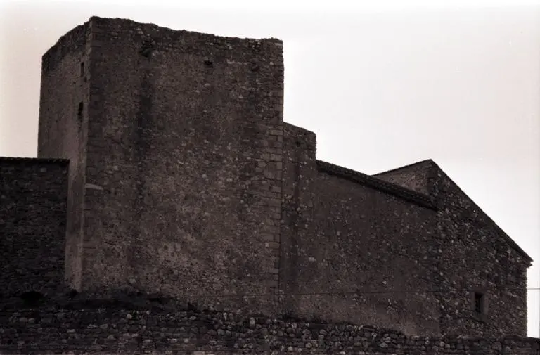 Foto von Überreste des Schlosses und befestigte Gehäuse - POP Plateforme Ouverte du Patrimoine / Base Mérimée - © Monuments historiques