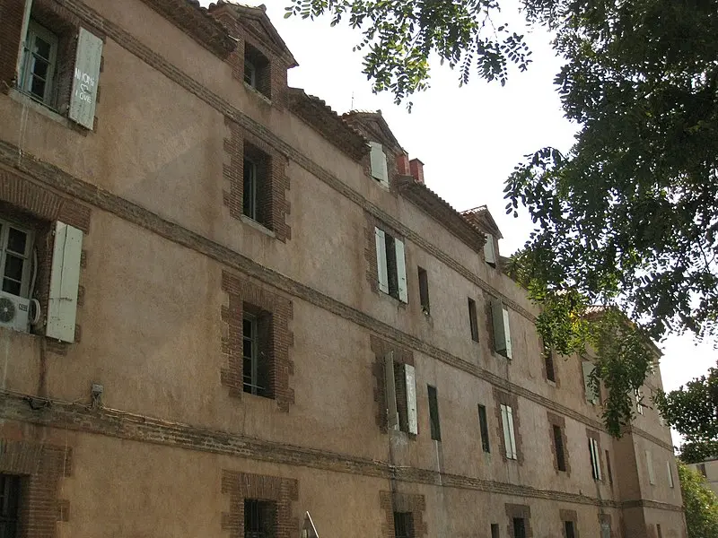 Foto di Caserma di Saint-Jacques - Enfo - © Creative Commons (https://creativecommons.org/licenses/by-sa/4.0/deed.fr)