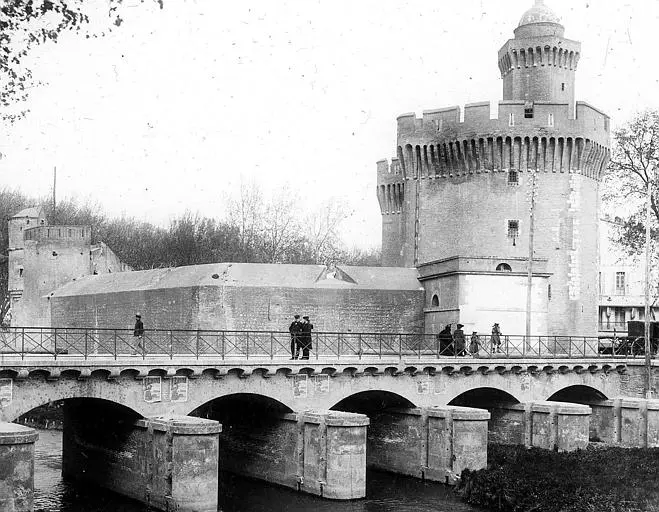 Photo de Castillet, Grand-Castillet, porte Notre-Dame ou Petit-Castillet - POP Plateforme Ouverte du Patrimoine / Base Mérimée - © Ministère de la Culture (France), Médiathèque du patrimoine et de la photographie, diffusion RMN-GP