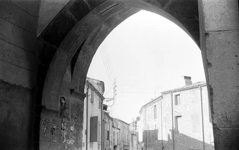 Foto von Alte befestigte Tür - POP Plateforme Ouverte du Patrimoine / Base Mérimée - © Ministère de la Culture (France), Médiathèque du patrimoine et de la photographie, diffusion RMN-GP