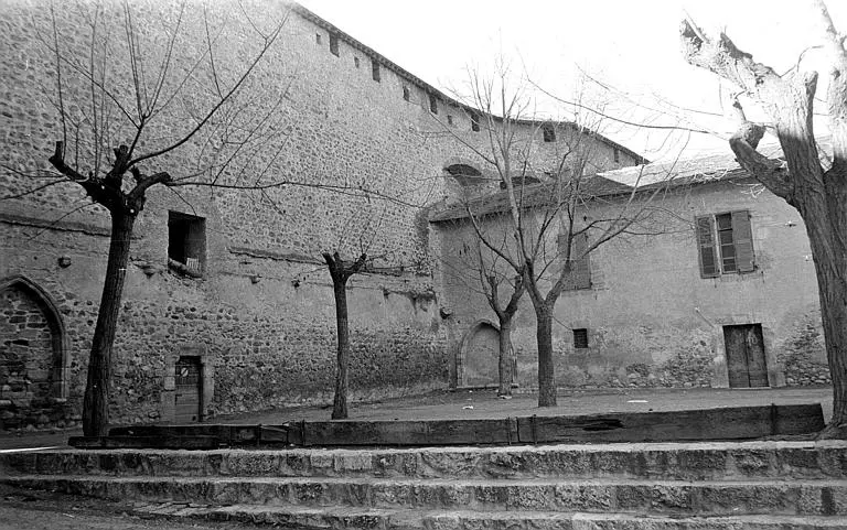 Foto von Gemeinsames und infiziertes Gebäude des alten Friedhofs - POP Plateforme Ouverte du Patrimoine / Base Mérimée - © Ministère de la Culture (France), Médiathèque du patrimoine et de la photographie, diffusion RMN-GP