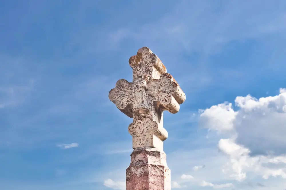 Foto de Cross de cementerio - Sous licence Creative Commons (https://creativecommons.org/licenses/by-sa/4.0/deed.fr) - Par Meria Geoian - © Creative Commons (https://creativecommons.org/licenses/by-sa/4.0/deed.fr)