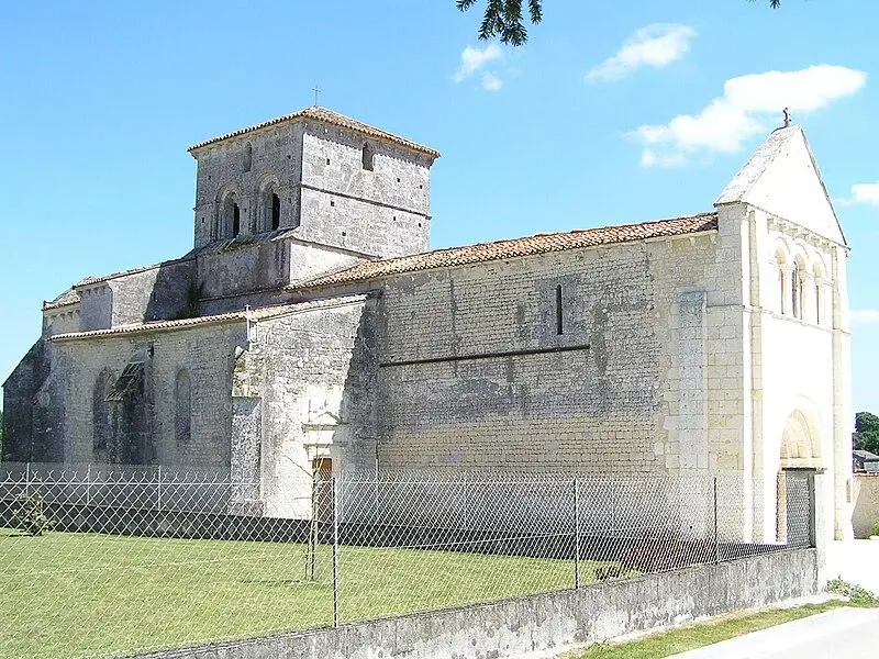 Picture of Saint-Pierre Church - rosier - © Creative Commons (https://creativecommons.org/licenses/by-sa/4.0/deed.fr)
