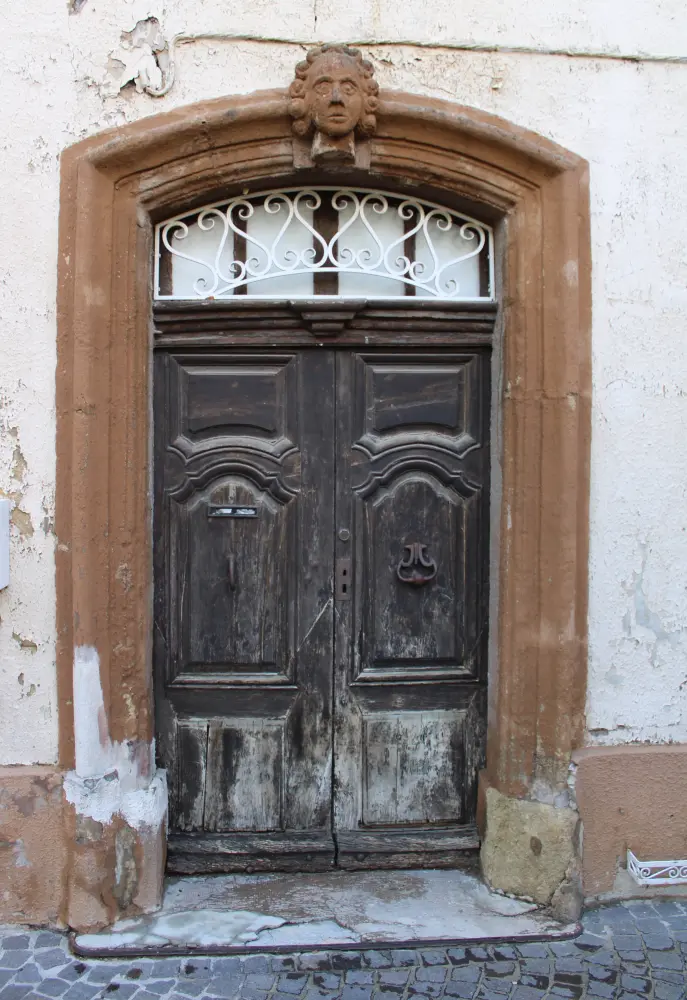 Foto di Vecchia porta - Sous licence Creative Commons (https://creativecommons.org/licenses/by-sa/4.0/deed.fr) - Par Renhour48 - © Creative Commons (https://creativecommons.org/licenses/by-sa/4.0/deed.fr)