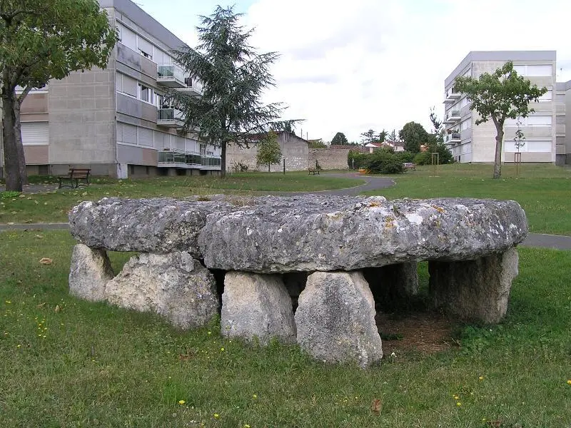 Picture of Dolmen of dryness - rosier - © Creative Commons (https://creativecommons.org/licenses/by-sa/4.0/deed.fr)