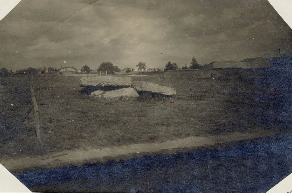 Foto di Dolmen di secchezza - POP Plateforme Ouverte du Patrimoine / Base Mérimée - © Ministère de la Culture (France), Médiathèque du patrimoine et de la photographie, Tous droits réservés