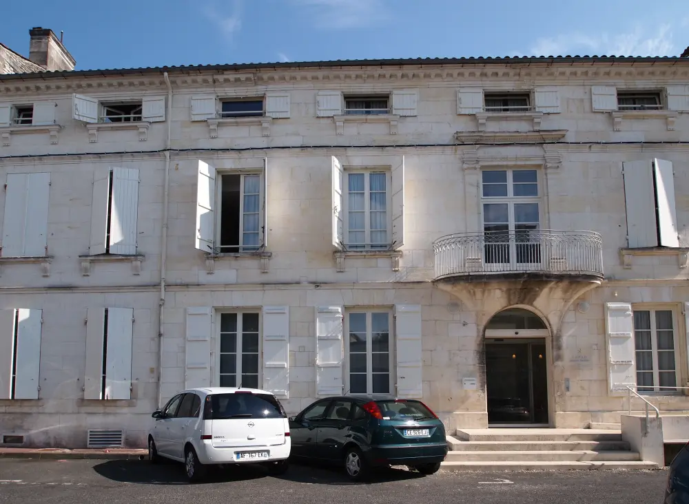 Foto de Edificio, actualmente clínico - Sous licence Creative Commons (https://creativecommons.org/licenses/by-sa/4.0/deed.fr) - Par Rosier - © Creative Commons (https://creativecommons.org/licenses/by-sa/4.0/deed.fr)