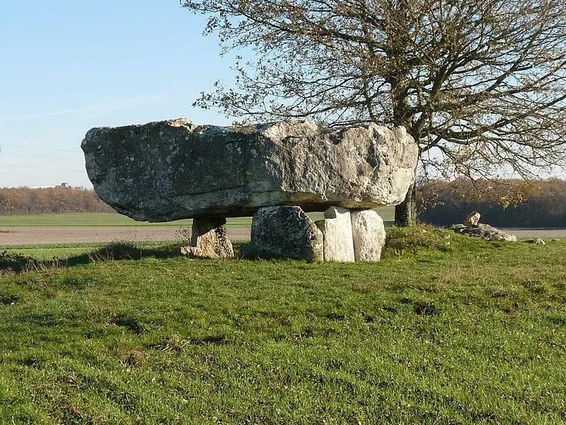 Foto di Due Dolmens chiamati Big Perotte e The Little Perotte - Jack ma - © Creative Commons (https://creativecommons.org/licenses/by-sa/4.0/deed.fr)