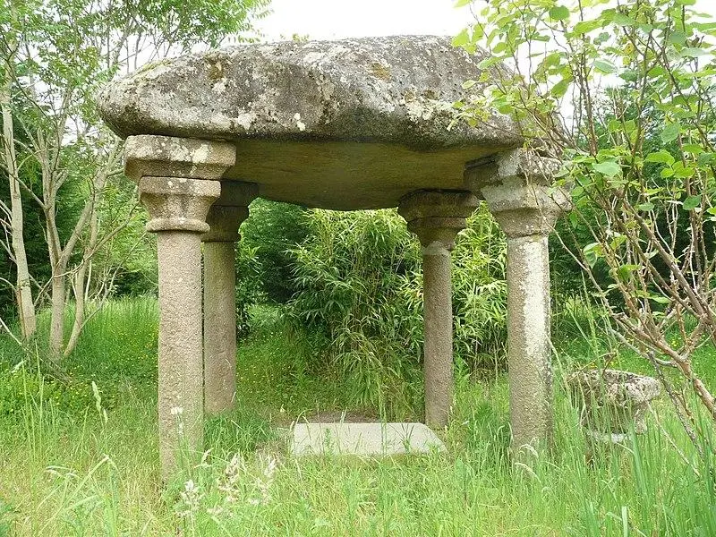 Foto von Dolmen in eine sogenannte Madeleine -Kapelle umgewandelt - Jack ma - © Creative Commons (https://creativecommons.org/licenses/by-sa/4.0/deed.fr)