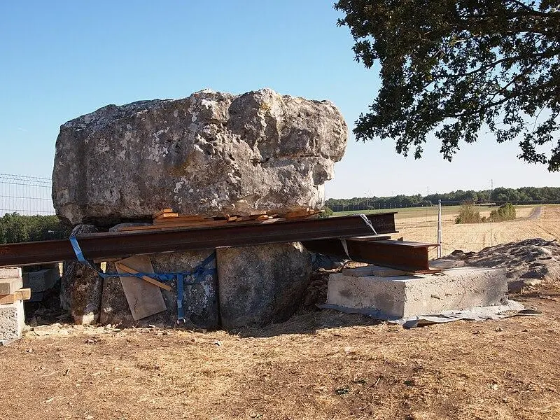 Picture of Folatière dolmen - Rosier - © Creative Commons (https://creativecommons.org/licenses/by-sa/4.0/deed.fr)