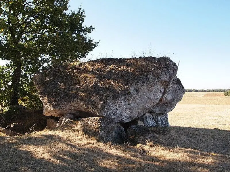Picture of Folatière tumulus - Rosier - © Creative Commons (https://creativecommons.org/licenses/by-sa/4.0/deed.fr)